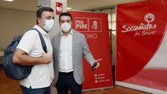 Valent�n Gonz�lez Formoso con el alcalde de Boiro, Jos� Ram�n Romero