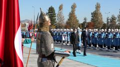 Erdogan pasa revista a la guardia de honor junto al emir de Catar