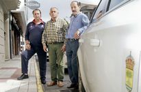 Manolo Rey V�zquez (a la derecha) junto a dos taxistas en la parada principal de Carballo. 