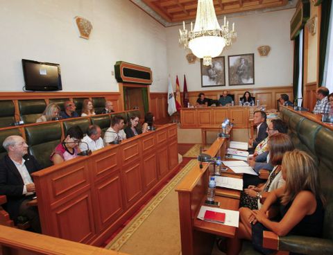 <span lang= es-es >Cuatro grupos</span>. Las urnas dieron entrada en la corporaci�n a cuatro grupos, uno m�s de los habituales en los �ltimos a�os. La novedad la puso Compostela Aberta, que accedi� adem�s al gobierno. 