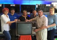 La nueva generaci�n Rey posa con su padre, Manuel Rey, y con uno de los televisores que �l fabric�.