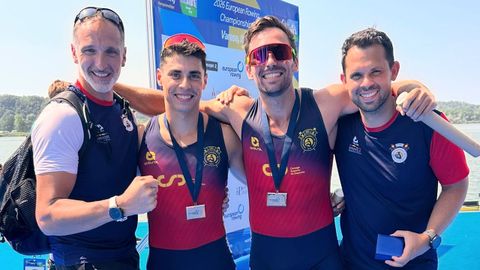 Caetano Horta y Rodrigo Conde (en el centro) celebr�n la consecuci�n de la medalla acompa�ados de Jaime R�os, su entrenador, y Andr� Diz, fisioterapeuta.