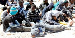 Inmigrantes detenidos en la ciudad libia de Tr�poli cuando intentaban salir en barco en direcci�n a Europa. 