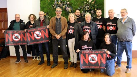 El alcalde de Carballo, Daniel P�rez, y el edil de Obras, Luis Lamas, mantuvieron una reuni�n con representantes de la plataforma contra la planta de biog�s de la parroquia de Soandres.