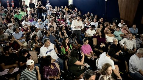 Gallegos residentes en Salvador de Baha asisten a una charla del secretario xeral de Emigracin, Antonio Rodrguez Miranda, sobre los programas de apoyo al retorno de la Xunta