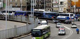 Los autobuses dejan cada ma�ana a los turistas enfrente de O Berb�s 