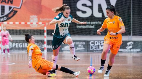 Mayte Mateo busca progresar con el baln ante las burelistas Silvia Rubal (en el suelo) y Lara