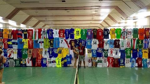 Cellerino, con su mujer e hijo, posa con su colección de camisetas en Viedma, su localidad natal