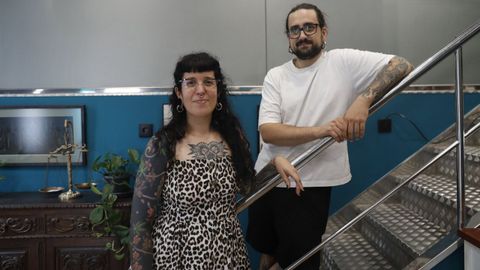 La «shop manager» Yaiza Blanco y el tatuador Antón Díaz.