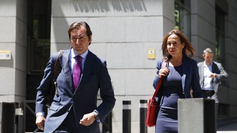 La expresidenta de ADIF Isabel Pardo de Vera La Fiscalía ha solicitado al juez del caso Koldo, Ismael Moreno, que retire el pasaporte a Pardo de Vera y al ex director general de Carreteras Javier Herrero, que han declarado este lunes por favorecer presuntamente adjudicaciones de obra pública a cambio de mordidas.