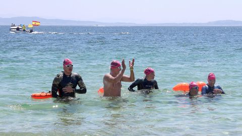 Llegada de participantes en la traves�a a nado  Arousaman que nadan por el da�o cerebral adquirido DCA