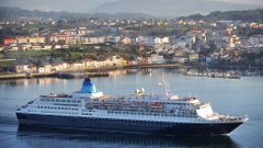 El �Saga Sapphire� saliendo de la r�a de Ferrol 