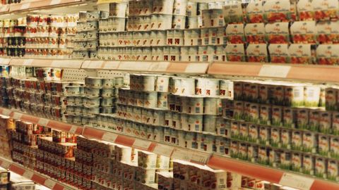 Imagen de archivo de la secci�n de l�cteos de un supermercado