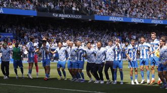Los jugadores del D�por celebran el triunfo al final del partido