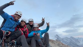 De izquierda a derecha, el logro��s Miguel Arejula, el gallego Adri�n �lvarez, el mexicano Lucas Pedroza y el c�ntabro H�ctor Puente, en lo m�s alto de la pared de 800 metros (hasta mil seg�n algunas mediciones), en un paisaje imponente, despu�s de dos d�as de ascenso