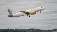 Imagen de archivo de un avi�n de Vueling despegando