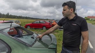 Daños en un vehículo provocados por la granizada que cayó la pasada madrugada en Dumbría.