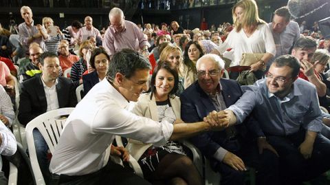 Pedro S�nchez y Adri�n Barb�n, en un mitin en La Corredoria