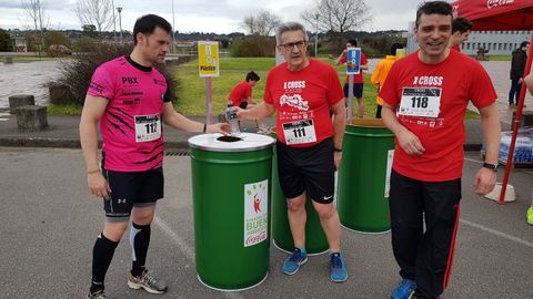 En el centro, el rector de la Universidad de Oviedo, Santiago Garc�a Granda, junto con el director de la EPI, Juan Carlos Rodr�guez (a la derecha), en la d�cima edici�n del Cross Ram�n Gallego, Gij�n.