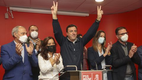 Inés Rey, a la derecha de Valentín González Formoso, tras conocerse los resultados de las primarias que le dieron la victoria. En primera fila les acompañan el presidente de la Diputación de Lugo, José Tomé; la alcaldesa de Lugo, Lara Méndez, y el alcalde de Ferrol, Ángel Mato.