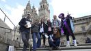 Los Instagrammers no Camio acompaados de la directora de Turismo en su llegada a la plaza del Obradoiro. 