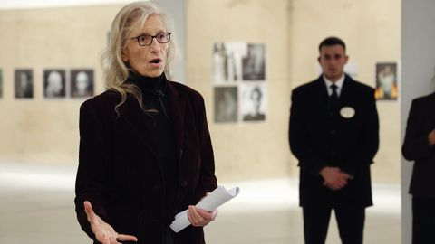 Annie Leibovitz explicando su exposicin en el Centro MOP a los medios de comunicacin