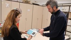 Rub�n Arroxo y la edil de Participaci�n e Servizos para a Veci�anza, Cristina L�pez, presentaron el calendario bajo el t�tulo �A terra entre as mans�.