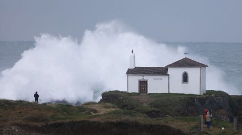 Oleaje en el entorno de la ermita de la Virxe do Porto, en Meir�s (Valdovi�o).