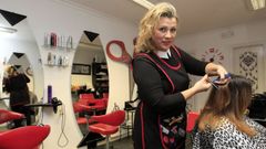 La peluquera �ngeles Salgueiro denuncia una situaci�n que afecta a muchos aut�nomos de A Mari�a