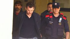 Jonathan Andic, hijo del fundador de Mango, Isak Andic, llega a los tribunales escoltado por la polic�a. 