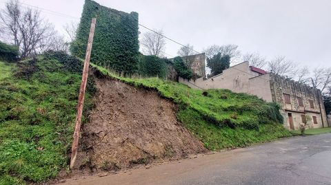 Aspecto de la ladera del monte en los accesos al parador tras el corrimiento de tierras