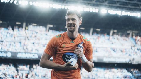 Ionut Andrei Radu, en Bala�dos, con el premio al mejor jugador del Celta en la temporada 2025/2026.