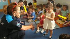 Polic�as locais no Cl�nico de Santiago aprenden os nenos educaci�n viaria