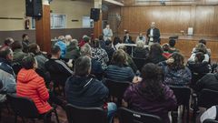 Reuni�n de miembros del gobierno de Ribeira con vecinos de Agui�o