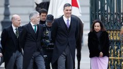 El ministro del Interior, Fernando Grande-Marlaska, el presidente del Gobierno, Pedro Sánchez, y la ministra de Defensa, Margarita Robles, antes de los actos de celebración de la Pascua Militar en el Palacio Real en Madrid.