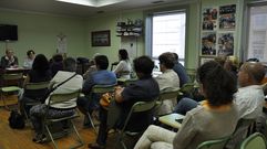 Lu�s Gul�n, secretario general de Emigraci�n del PSOE ourensano y Elvira Lamas, secretaria general del PSOE de Xinzo de Limia se reunieron con los emigrantes retornados para hablar sobre las pensiones de jubilaci�n que cobran de Alemania. 