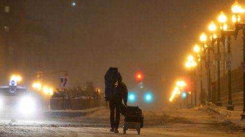 Un hombre camina por una calle cubierta de nieve en Boston.