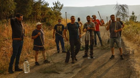 Incendio forestal en Meln, entre las aldeas de Quins y Vilaverde