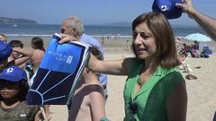 La conselleira, ngeles Vzquez, entreg algunos obnsequios a los menores participantes en el campamento de Mio