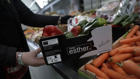 Una caja de Frutas Esther en uno de los mercados de A Corua