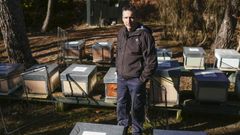 Jorge Gonz�lez, apicultor de Mel�n, instal� armas el�ctricas para controlar las avispas velutinas.