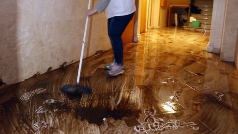 Tareas de limpieza en negocios de Viveiro tras la tromba de agua