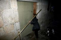 La Iglesia de Xuances, con una puerta provisional que sustitu�a a la que rompieron con un hacha.