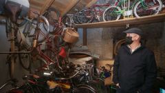 Juan Granados, observando las bicicletas m�s �especiales� de su colecci�n.