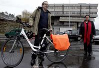 Pl�cido con su bicicleta el�ctrica de 250 vatios y Mayra, ante la Escuela de Arquitectura.