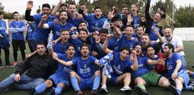 El Corcubi�n festeja la victoria y el ascenso a la Segunda de la Costa tras la tanda de penaltis. 