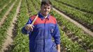 Abel Sotelo, agricultor de 22 a�os, en Pi�eira Seca (Xinzo de Limia).