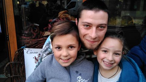 Daniel Hevia est� en el paro y compr� en Cand�s uno de los d�cimos agraciados con el premio del sorteo de Navidad.Daniel Hevia est� en el paro y compr� en Cand�s uno de los d�cimos agraciados con el premio del sorteo de Navidad