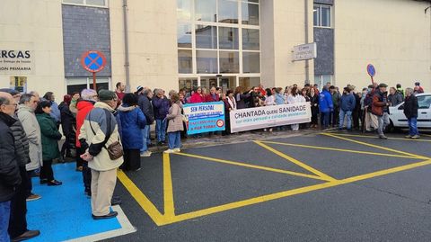 Una concentraci�n reclam� m�s m�dicos en el centro de salud