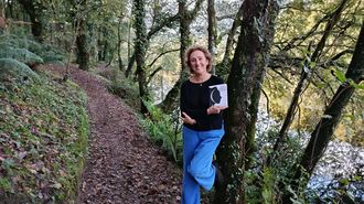 Mercedes Barreiro sostiene en la mano un ejemplar de su cuarto libro